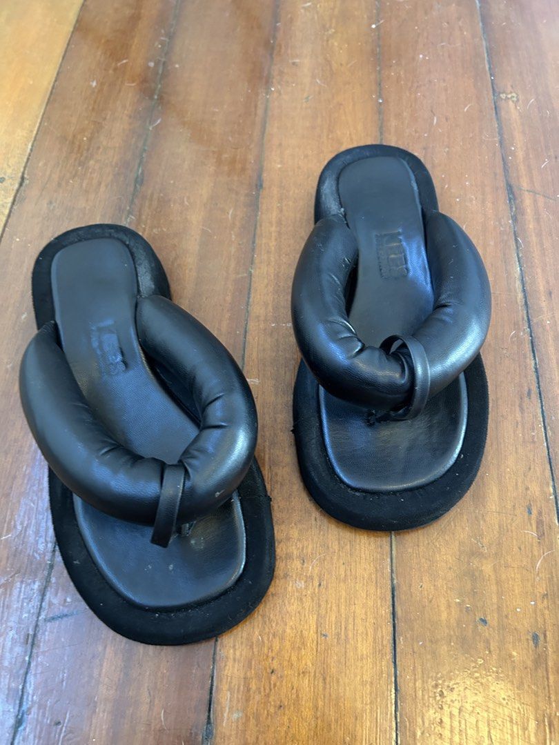 Black Sumo Sandals (Category: Slippers and slides) located in Quezon City. Submitted by patvluspo (Listing ID 1468349440, Image 1). Description: Well loved pair. Very cute but not necessarily the comfiest especially when running around with a toddler. But looks very aesthetic and unique. Flaws could be noted on the photos.