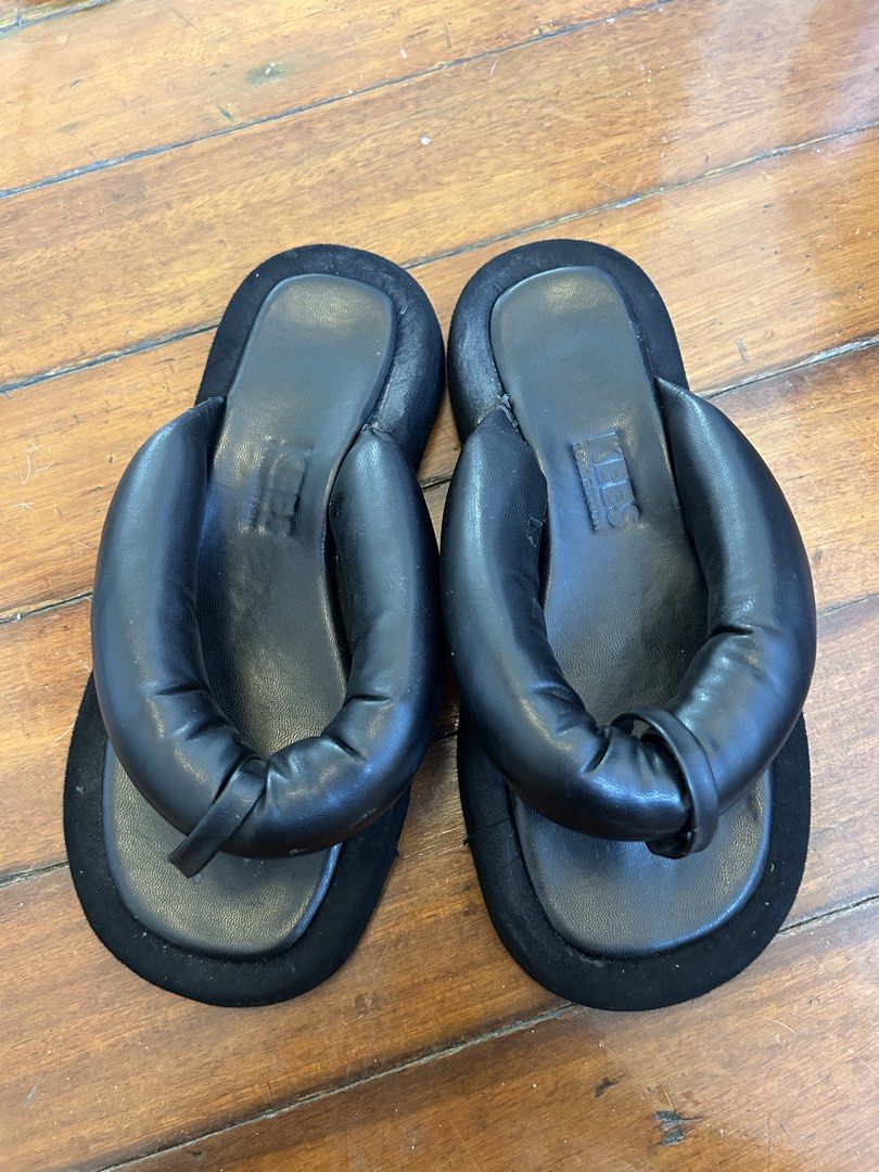Black Sumo Sandals (Category: Slippers and slides) located in Quezon City. Submitted by patvluspo (Listing ID 1468349440, Image 2). Description: Well loved pair. Very cute but not necessarily the comfiest especially when running around with a toddler. But looks very aesthetic and unique. Flaws could be noted on the photos.