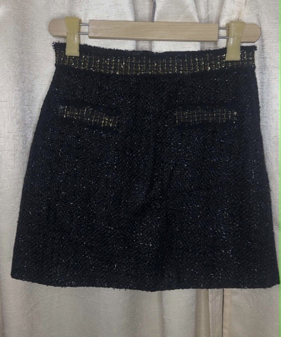 Black Tweed Mini Skirt (Category: Skirts) located in Cainta. Submitted by vestito_bestida (Listing ID 1468336811, Image 2). Description: ⛔️ACTUAL PHOTO POSTED⛔️ 👉 Brandnew Tweed Mini Skirt 👉 Color: Black 👉 Waist: 26" to 27" 👉 Length: 16.5" 👉 Brand new with tags attached 👉 Stylish black tweed fabric with sparkly gold details on the waistband and faux pockets 👉 Closure: Convenient back zipper 👉 Perfect casual yet chic piece that is easy to 