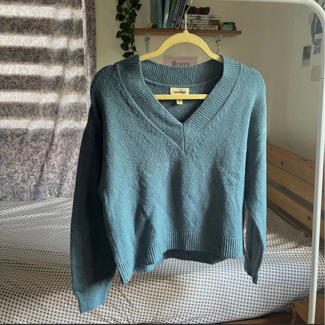 Blue Cotton Soft Sweater Longsleeve (Category: Longsleeves) located in Legazpi City. Submitted by hushedcry (Listing ID 1468460311, Image 1). Description: - got from US Nordstrom - soft cotton material 🤍 - xxs on tag but fits up to L frames; stretchy material 🛒 mop: gcash only 🚛 shipping via j&t express (sf c/o buyer) for inquiries, dont hesitate to send me a msg! 💌.