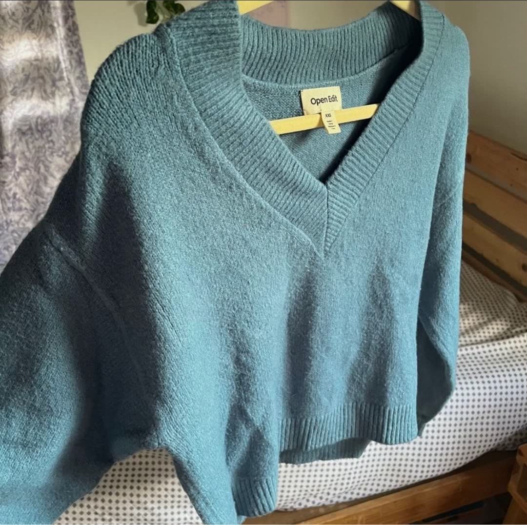 Blue Cotton Soft Sweater Longsleeve (Category: Longsleeves) located in Legazpi City. Submitted by hushedcry (Listing ID 1468460311, Image 3). Description: - got from US Nordstrom - soft cotton material 🤍 - xxs on tag but fits up to L frames; stretchy material 🛒 mop: gcash only 🚛 shipping via j&t express (sf c/o buyer) for inquiries, dont hesitate to send me a msg! 💌.