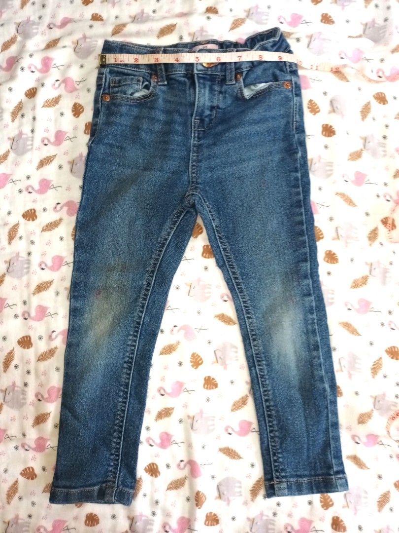Blue denim jeans pants (Category: Jeans) located in Pasig City. Submitted by zeallion_149f0e (Listing ID 1468347592, Image 1). Description: - Color/Style: Blue denim pants with a flattering slim-fit cut - Waist: Approximately 11 inches wide (measured across) - Features: Classic front pockets and convenient belt loops - Material: Soft, comfortable denim fabric - Condition: Shows some fading and marks on the knee areas from past wear.