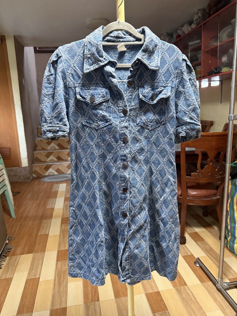 Blue Denim Textured Short Sleeve Button Down Dress (Category: Dresses) located in Cebu City. Submitted by hotchkisscebu (Listing ID 1468347535, Image 1). Description: - Style: Blue denim mini dress with all-over diamond pattern - Fit: Structured through the body with short sleeves and gathered shoulders - Details: Front button-up closure with metallic buttons, collared neckline, and fold-up cuffs - Pockets: Two chest flap pockets with button clos