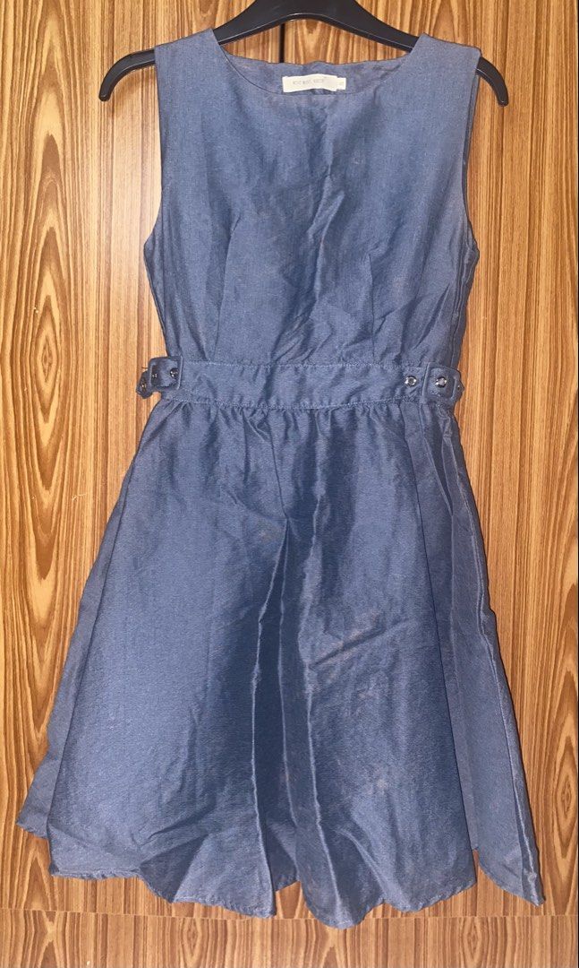 Blue Sleeveless Dress (Category: Dresses) located in Calamba. Submitted by gdeclutters_ (Listing ID 1468441799, Image 3). Description: Blue sleeveless dress. Round neckline, fitted waist. Mid-length cut. Clean look, easy to style for casual days or work wear. Color Rate: 9/10 - may nagfade, pero not that noticeable.