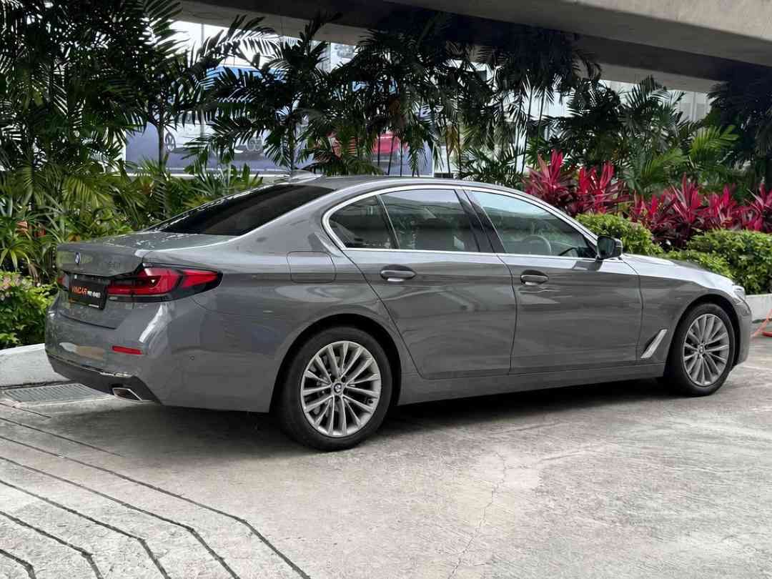 BMW 5 Series Sedan Mild Hybrid 520i Luxury (A) (Category: Used Cars) located in Singapore. Submitted by vincar_pre-owned (Listing ID 1468442715, Image 3). Description: Genuine Low mileage! High spec unit with all the bells and whistles! Extremely Well Taken care off by the owner. Experience the engaging and sporty drive of the facelifted 5 series. Spacious and comfortable interior for you and your passengers. Contact us today to arrange a viewing
