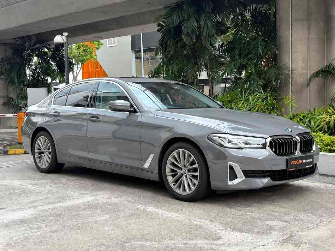 BMW 5 Series Sedan Mild Hybrid 520i Luxury (A) (Category: Used Cars) located in Singapore. Submitted by vincar_pre-owned (Listing ID 1468442715, Image 2). Description: Genuine Low mileage! High spec unit with all the bells and whistles! Extremely Well Taken care off by the owner. Experience the engaging and sporty drive of the facelifted 5 series. Spacious and comfortable interior for you and your passengers. Contact us today to arrange a viewing