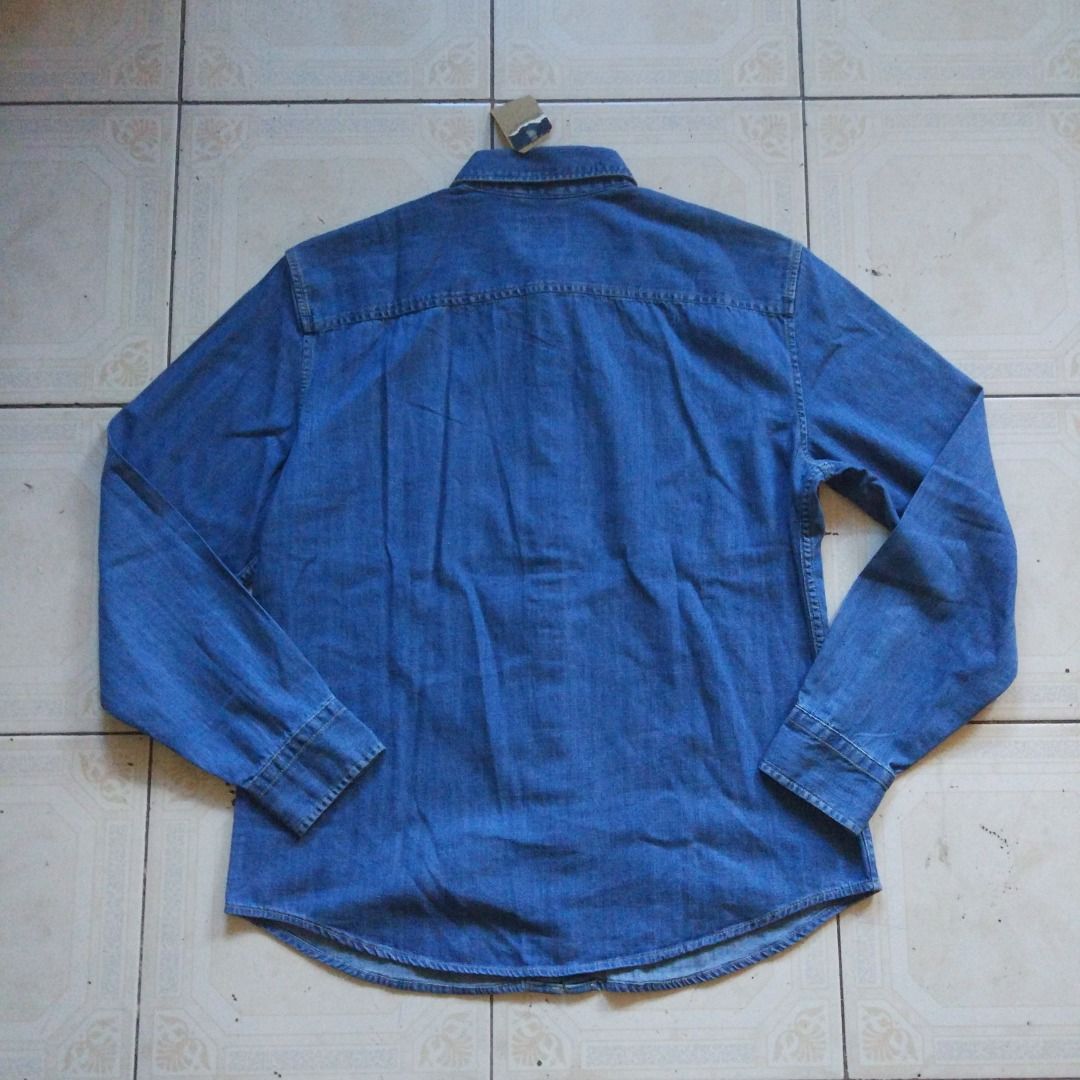 BNew Levis Denim Longsleeve M (Category: Formal Shirts) located in Pasay City. Submitted by denimdude.ph (Listing ID 1468356299, Image 2). Description: .