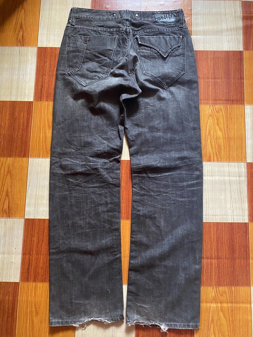 Bootcut Jeans (Category: Jeans) located in General Santos City (Dadiangas). Submitted by versatile__ (Listing ID 1468327873, Image 2). Description: TBJ - Black Loose Bootcut Jeans waist : 34 inches length : 44 inches thigh : 13 inches hem : 9.5 inches good condition - nine out ten color rate -good fade on front part - minimal heelbite on both hem -minor scratch- need wash! +Shipping Fee.