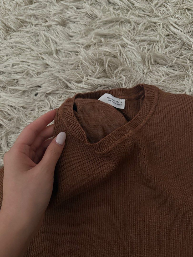 Brandnew Brown Padded Shoulder Longsleeve (Category: Longsleeves) located in Quezon City. Submitted by emily_in_pariss (Listing ID 1468340984, Image 3). Description: Perfect for ber months layering also would be good Fits Small.