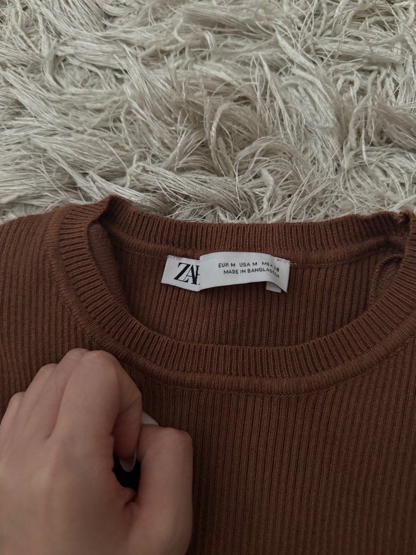 Brandnew Brown Padded Shoulder Longsleeve (Category: Longsleeves) located in Quezon City. Submitted by emily_in_pariss (Listing ID 1468340984, Image 2). Description: Perfect for ber months layering also would be good Fits Small.