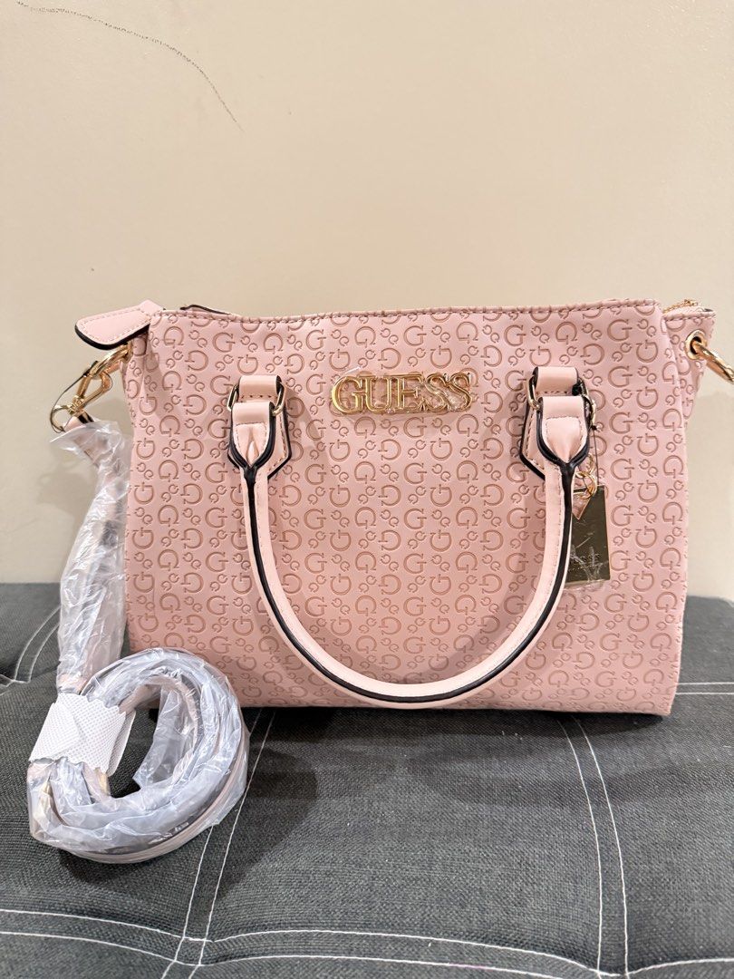 Brandnew Guess bag from Canada (Category: Cross-body Bags) located in San Fernando. Submitted by jennyrosemalsi1 (Listing ID 1468350958, Image 1). Description: .