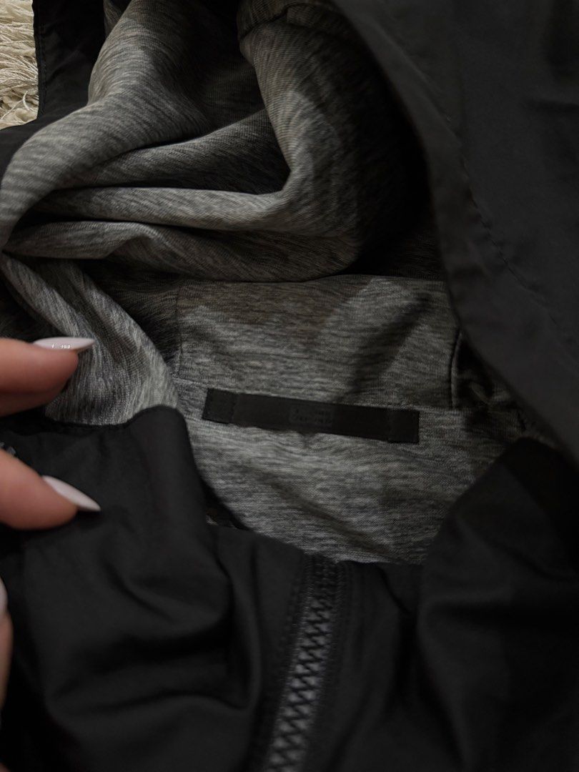 Brandnew Uniqlo Black Jacket (Category: Coats, Jackets and Outerwear) located in Quezon City. Submitted by emily_in_pariss (Listing ID 1468356482, Image 2). Description: Waterproof perfect for rain.