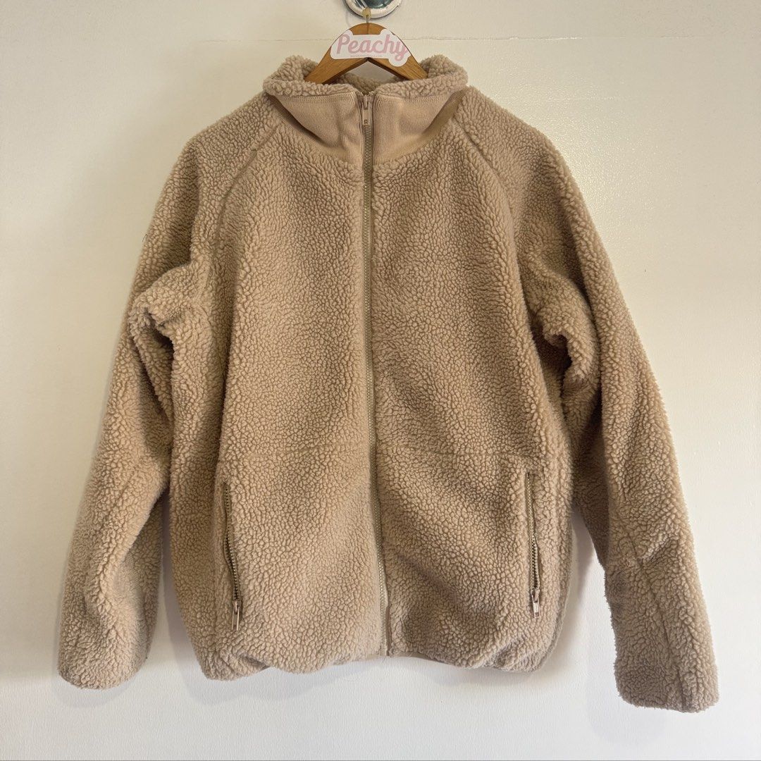 Brandy melville (Category: Coats, Jackets and Outerwear) located in Manila. Submitted by apparella.ph (Listing ID 1468319770, Image 1). Description: Got in u.s pa Worn once lang.10/10 like new Bust:44 Length:27 ☑️Everything is my Own preloved / BNWT/BNWOT ☑️ not thrifted/Ukay ☑️ malukot sa picture kasi na stock sa cabinet (tinatamad mag plantsa ✌️ ) ☑️Personal items ( usually bought in US/UK/JPN ) every year po ako nag aabroad so expect i don’t s