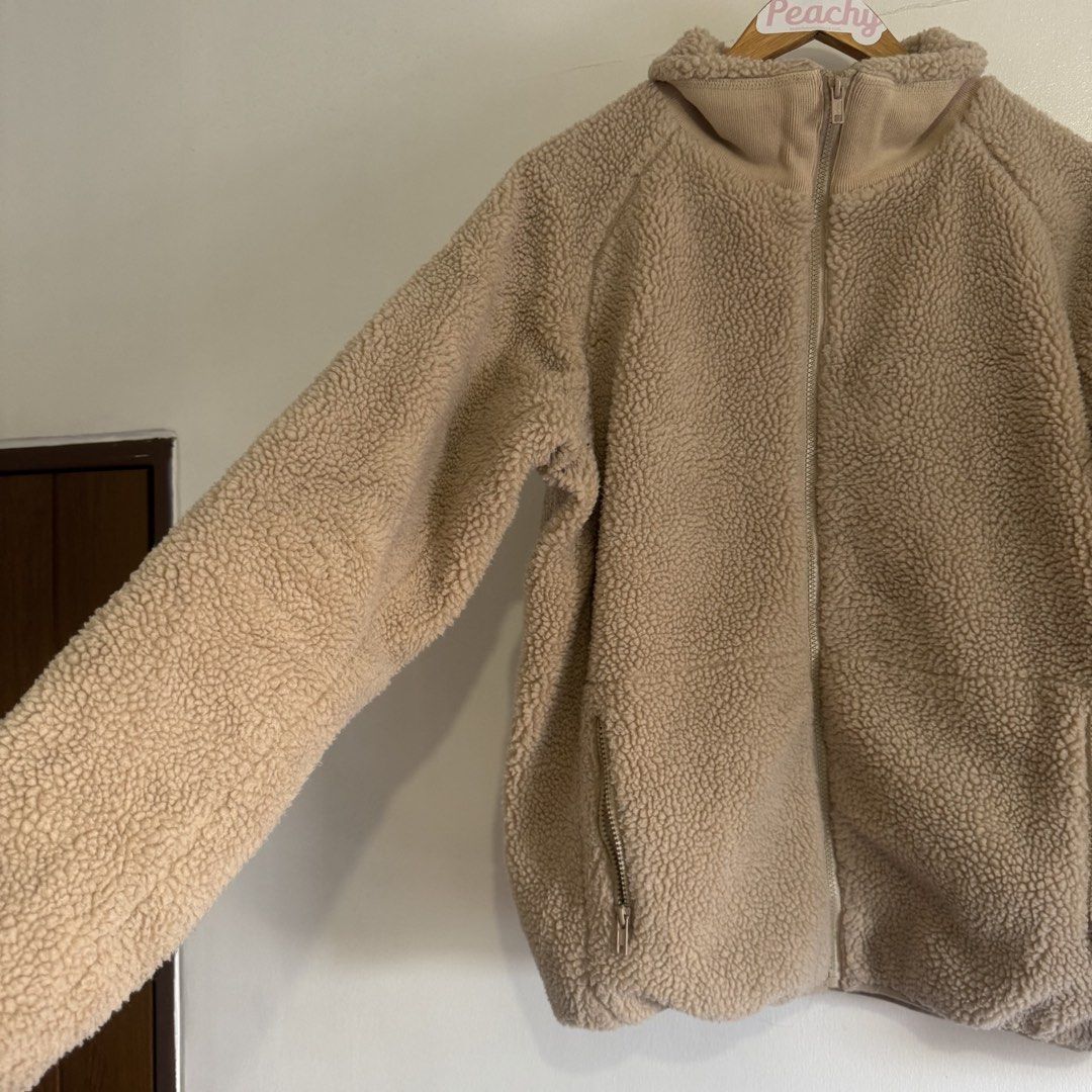 Brandy melville (Category: Coats, Jackets and Outerwear) located in Manila. Submitted by apparella.ph (Listing ID 1468319770, Image 2). Description: Got in u.s pa Worn once lang.10/10 like new Bust:44 Length:27 ☑️Everything is my Own preloved / BNWT/BNWOT ☑️ not thrifted/Ukay ☑️ malukot sa picture kasi na stock sa cabinet (tinatamad mag plantsa ✌️ ) ☑️Personal items ( usually bought in US/UK/JPN ) every year po ako nag aabroad so expect i don’t s