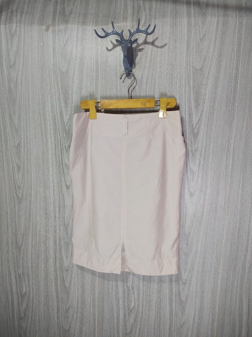 Brunello Cucinelli Skirt (Category: Skirts) located in Naga. Submitted by secondspinv2 (Listing ID 1468449838, Image 2). Description: Brunello Cucinelli Skirt ✅Size: 4 ✅Waist: 28 ✅Length: 21.5 ✅Color Rate: 9.5/10 ✅Issue: Missing Puller ✅Need Wash ✅Location: Bicol Naga City, Camarines Sur ✅Courier: J&T Express/Flash Express ✅MOP: Gcash only.