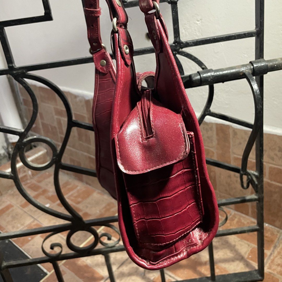 BUENO Red Croc Embossed Shoulder Bag (Category: Shoulder Bags) located in Paranaque City. Submitted by howyouwearit (Listing ID 1468459871, Image 3). Description: Bought here on carousell. Intended for work essentials like laptop. Pero mali pala sukat nung metro ko. Di kasya laptop nung pagdating sakin. Brand: Bueno Flaws: please see pictures.