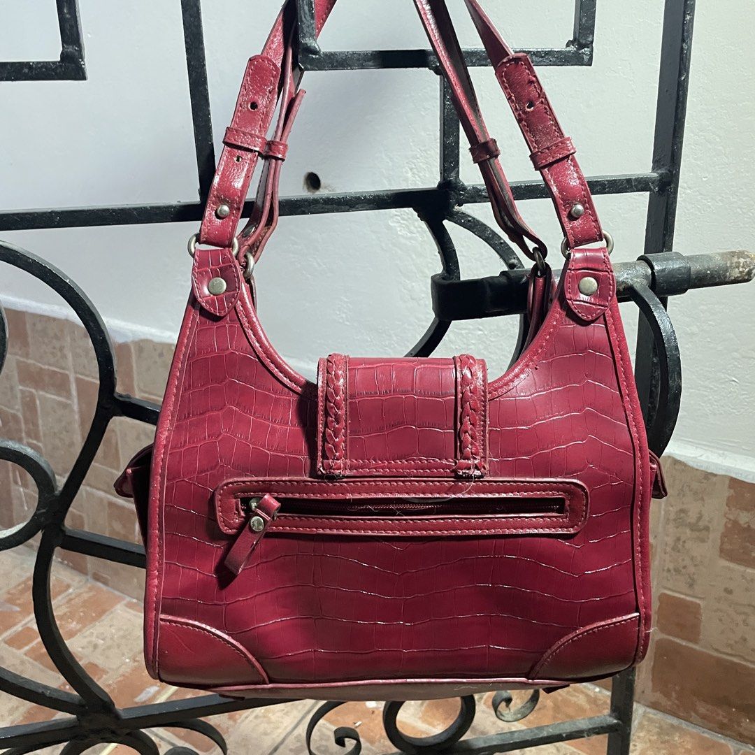 BUENO Red Croc Embossed Shoulder Bag (Category: Shoulder Bags) located in Paranaque City. Submitted by howyouwearit (Listing ID 1468459871, Image 2). Description: Bought here on carousell. Intended for work essentials like laptop. Pero mali pala sukat nung metro ko. Di kasya laptop nung pagdating sakin. Brand: Bueno Flaws: please see pictures.