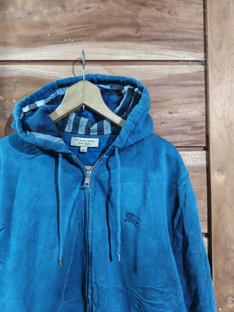 BURBERRY FULLZIP HOODIE (Category: Activewear) located in Tagum. Submitted by danelle_closet1106 (Listing ID 1468426314, Image 2). Description: EXCELLENT SIZE:LARGE NEED WASH ONLY.