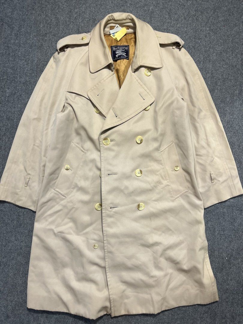 BURBERRY TRENCH COAT (Category: Luxury Apparel) located in Mabalacat. Submitted by bizzybones (Listing ID 1468394900, Image 1). Description: Large XL Authentic/Legit No issue Very Good Condition Mop gcash courier jnt.