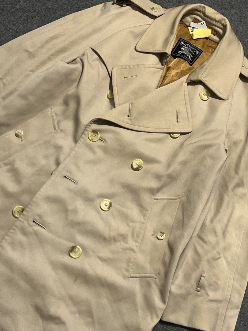 BURBERRY TRENCH COAT (Category: Luxury Apparel) located in Mabalacat. Submitted by bizzybones (Listing ID 1468394900, Image 3). Description: Large XL Authentic/Legit No issue Very Good Condition Mop gcash courier jnt.