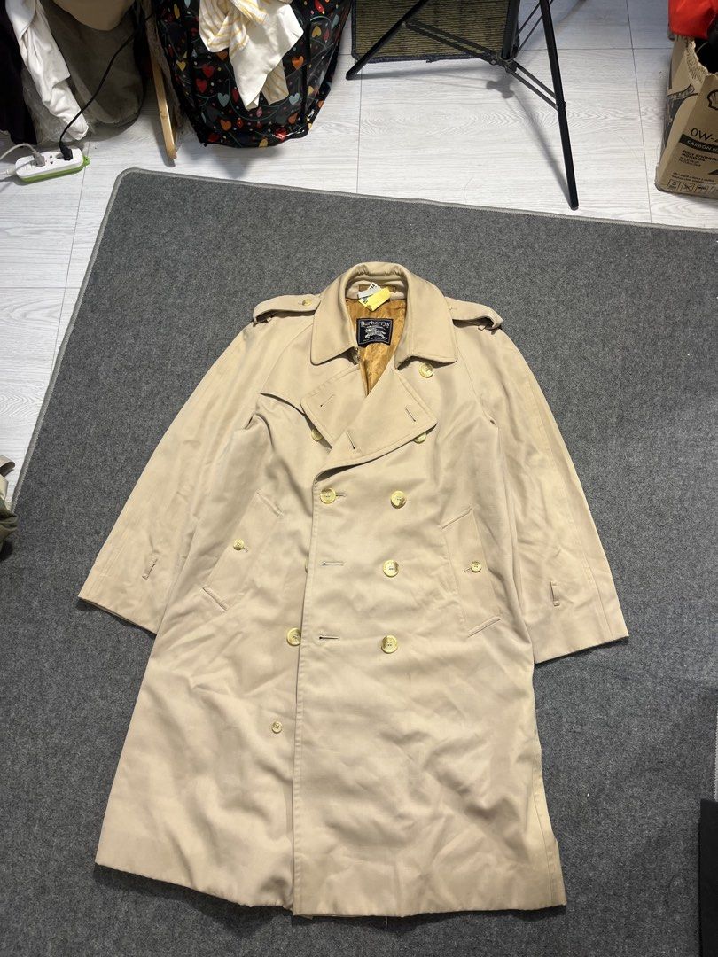 BURBERRY TRENCH COAT (Category: Luxury Apparel) located in Mabalacat. Submitted by bizzybones (Listing ID 1468394900, Image 2). Description: Large XL Authentic/Legit No issue Very Good Condition Mop gcash courier jnt.