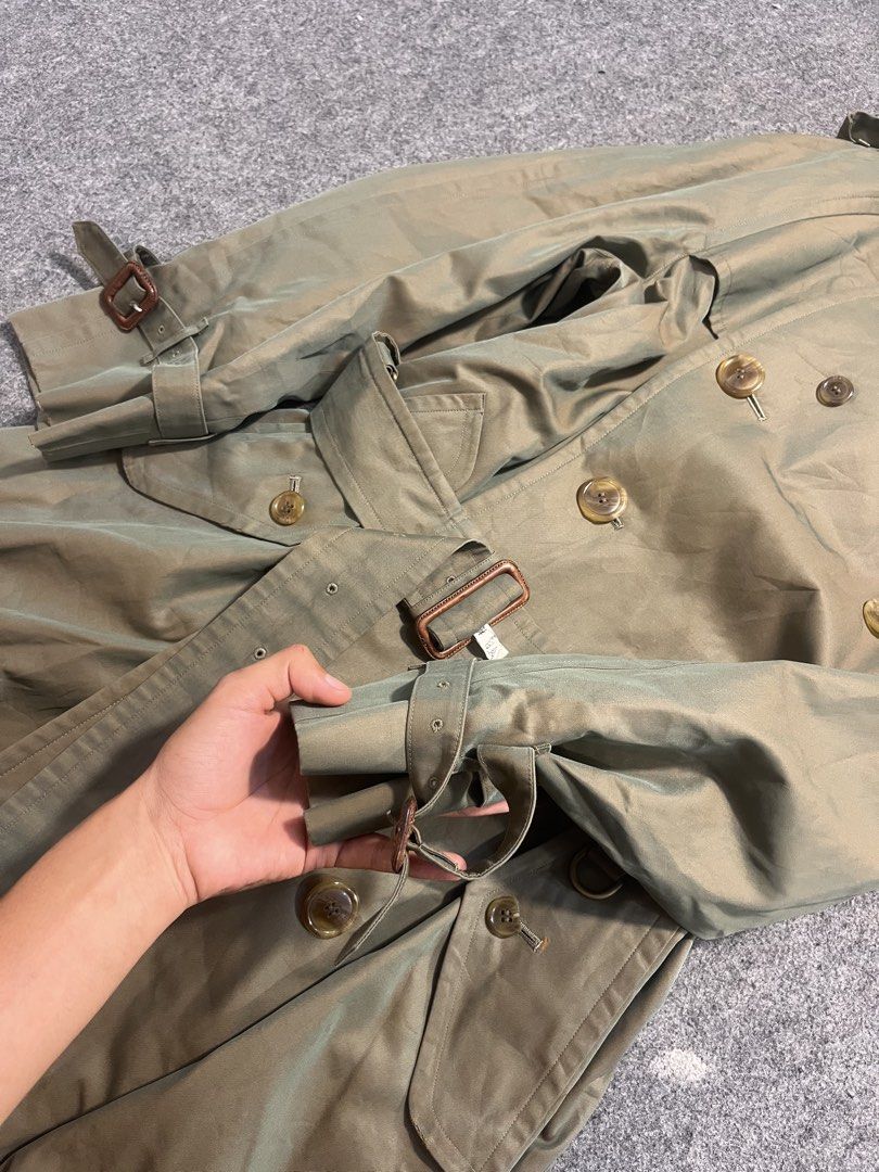 BURBERRY TRENCH COAT (Category: Luxury Apparel) located in Mabalacat. Submitted by bizzybones (Listing ID 1468397158, Image 3). Description: MEDIUM LARGE.