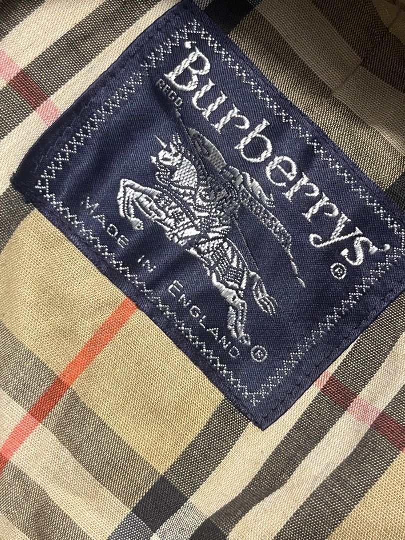 BURBERRY TRENCH COAT (Category: Luxury Apparel) located in Mabalacat. Submitted by bizzybones (Listing ID 1468397438, Image 3). Description: Medium Large Authentic/Legit No issue Very Good Condition Mop gcash courier jnt.