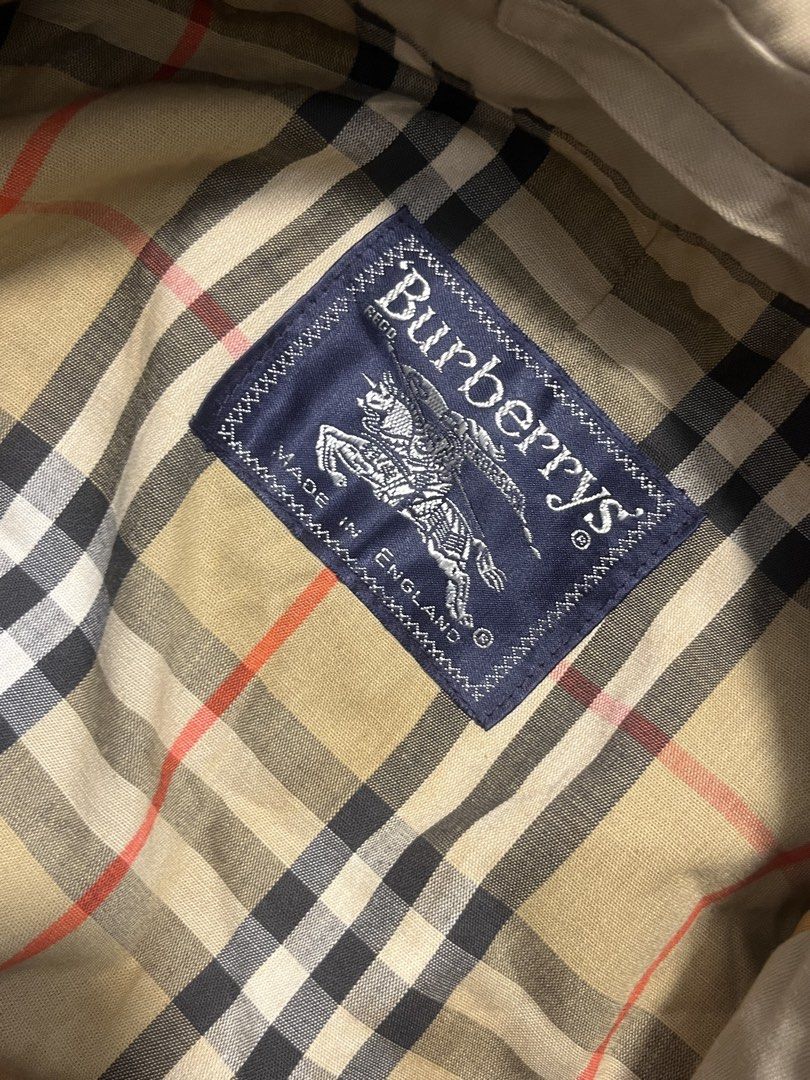 BURBERRY TRENCH COAT (Category: Luxury Apparel) located in Mabalacat. Submitted by bizzybones (Listing ID 1468397438, Image 2). Description: Medium Large Authentic/Legit No issue Very Good Condition Mop gcash courier jnt.