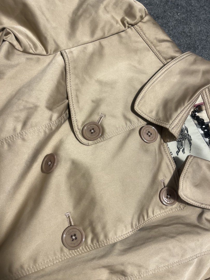 BURBERRY TRENCH COAT (Category: Luxury Apparel) located in Mabalacat. Submitted by bizzybones (Listing ID 1468397809, Image 2). Description: Medium Large Womens Authentic/Legit No issue Very Good Condition Mop gcash courier jnt .