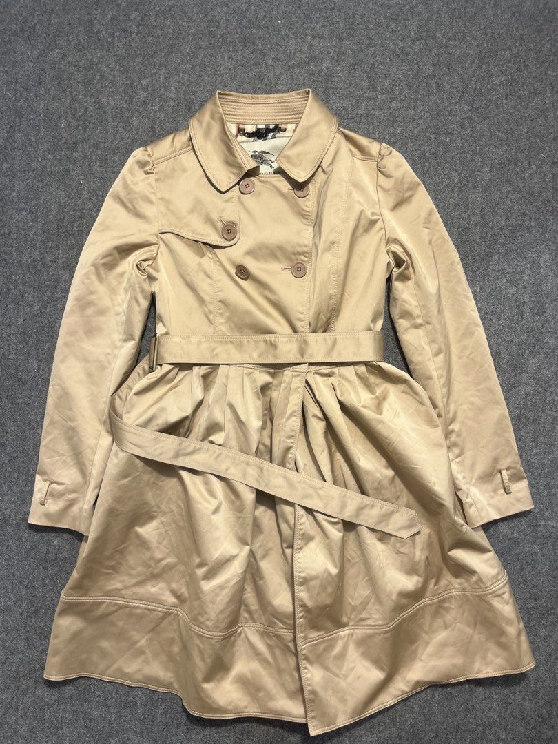 BURBERRY TRENCH COAT (Category: Luxury Apparel) located in Mabalacat. Submitted by bizzybones (Listing ID 1468397809, Image 1). Description: Medium Large Womens Authentic/Legit No issue Very Good Condition Mop gcash courier jnt .