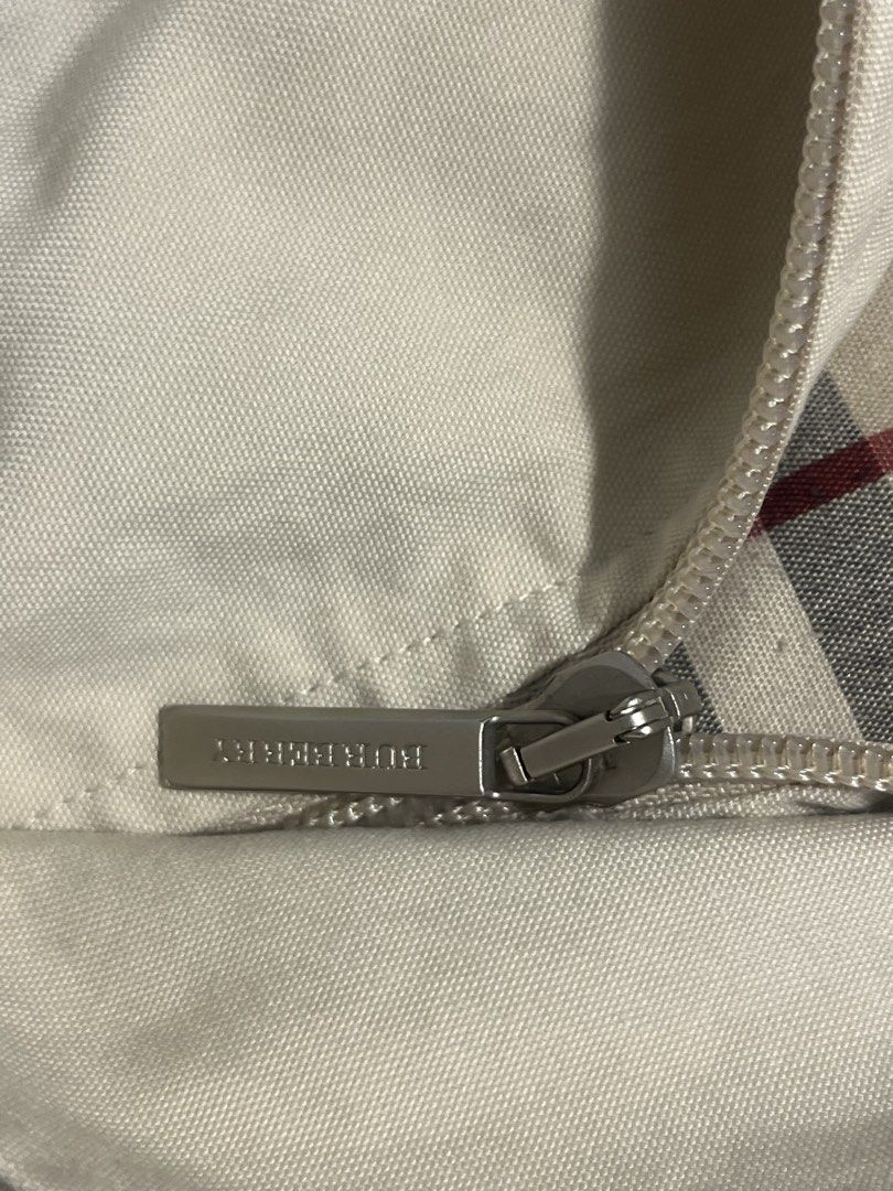 BURBERRY TRENCH JACKET (Category: Luxury Apparel) located in Mabalacat. Submitted by bizzybones (Listing ID 1468396567, Image 3). Description: Large Authentic/Legit No issue Very Good Condition Mop gcash courier jnt.