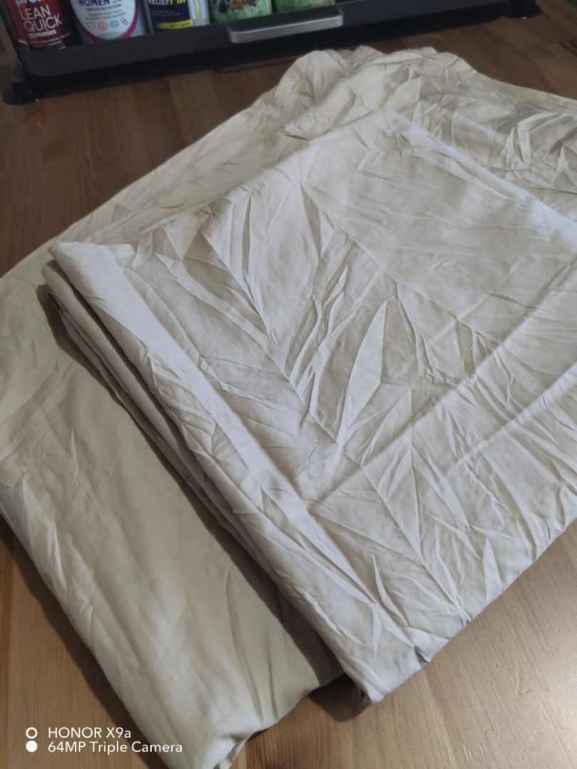 California King Sheet ( Kirkland) (Category: Bedding & Towels) located in Muntinlupa City. Submitted by arciagamaryann68 (Listing ID 1468337062, Image 1). Description: - Brand: Kirkland Signature - Size: California King Sheet Set - Material: 100% Supima Cotton for premium softness and breathability - Condition: Excellent, well-maintained - Made in India - Care: Easy care, machine washable.