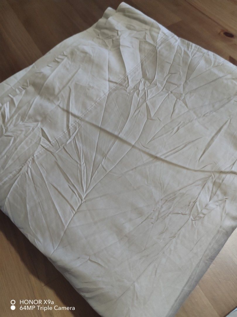 California King Sheet ( Kirkland) (Category: Bedding & Towels) located in Muntinlupa City. Submitted by arciagamaryann68 (Listing ID 1468337062, Image 2). Description: - Brand: Kirkland Signature - Size: California King Sheet Set - Material: 100% Supima Cotton for premium softness and breathability - Condition: Excellent, well-maintained - Made in India - Care: Easy care, machine washable.