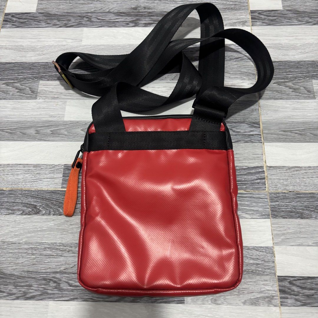 Calvin klein (Category: Sling Bags) located in Banga. Submitted by akosiloco (Listing ID 1468452777, Image 2). Description: Plus sf.
