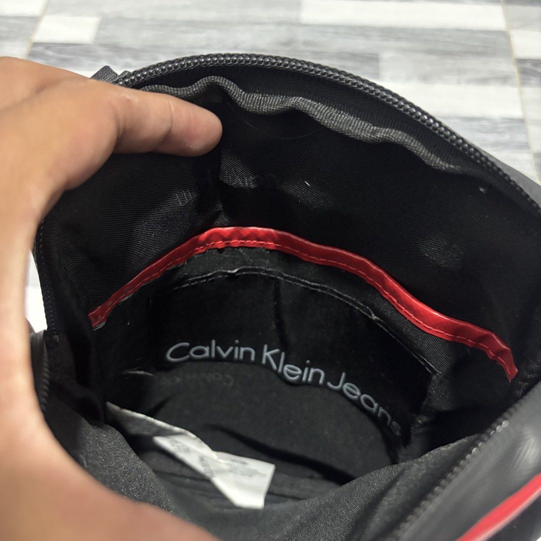 Calvin klein (Category: Sling Bags) located in Banga. Submitted by akosiloco (Listing ID 1468452777, Image 3). Description: Plus sf.