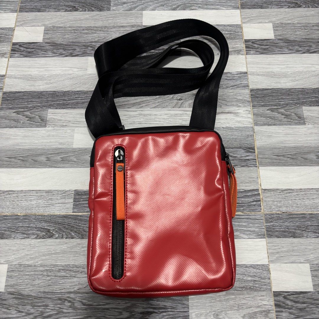 Calvin klein (Category: Sling Bags) located in Banga. Submitted by akosiloco (Listing ID 1468452777, Image 1). Description: Plus sf.