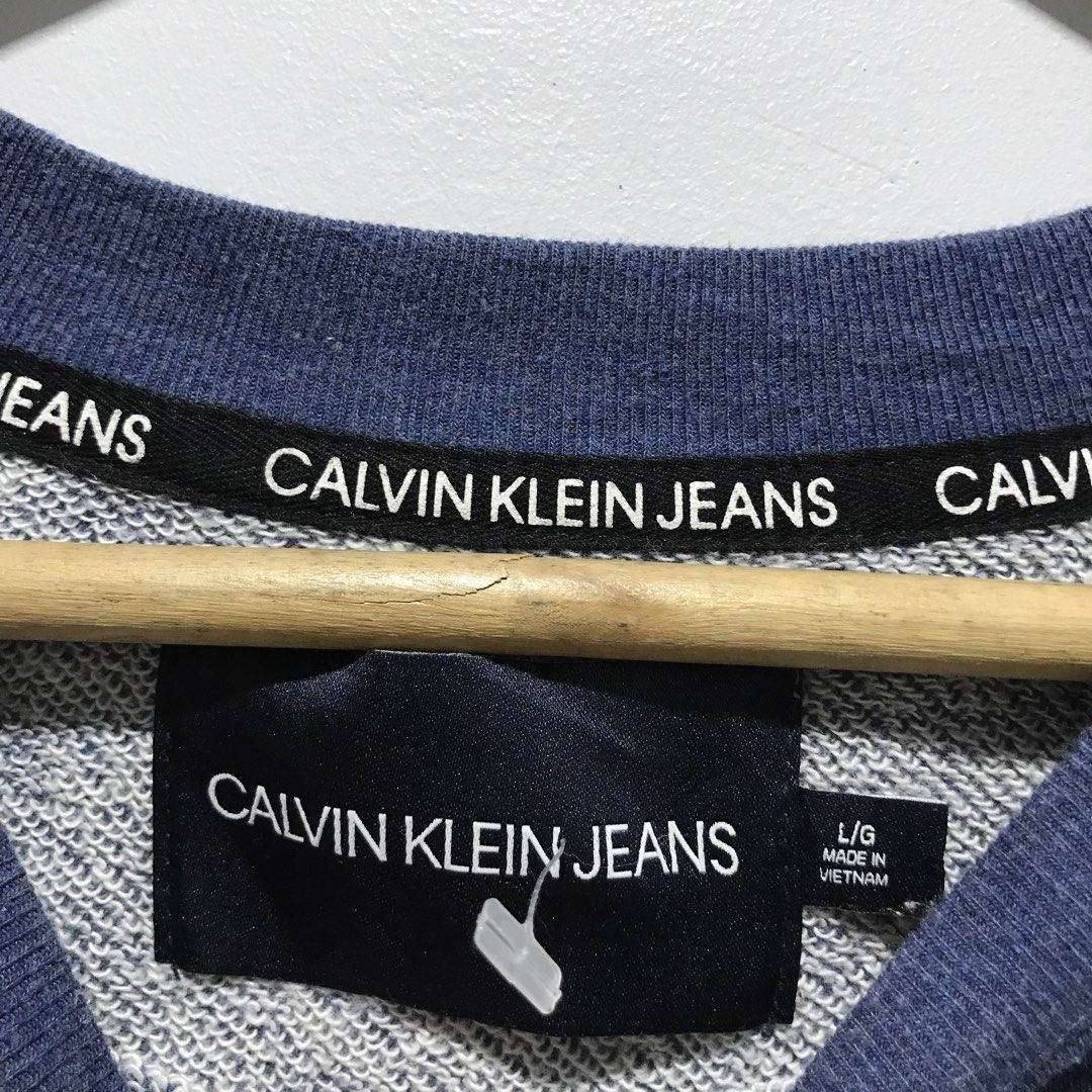 CALVIN KLEIN Official Sweatshirt (Category: Coats, Jackets and Outerwear) located in Cavite. Submitted by tanya.valentin (Listing ID 1468390934, Image 3). Description: - 25x25.