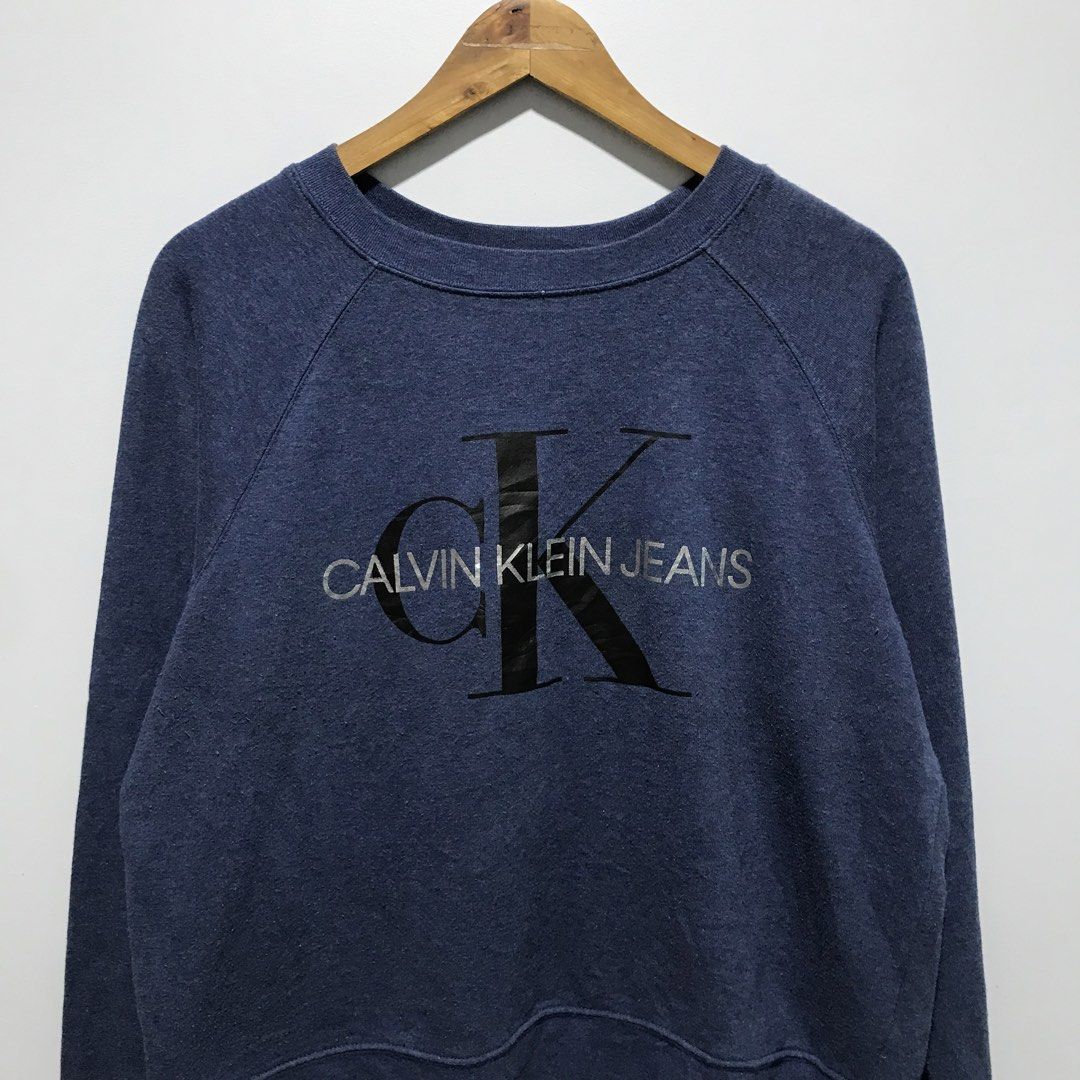 CALVIN KLEIN Official Sweatshirt (Category: Coats, Jackets and Outerwear) located in Cavite. Submitted by tanya.valentin (Listing ID 1468390934, Image 2). Description: - 25x25.