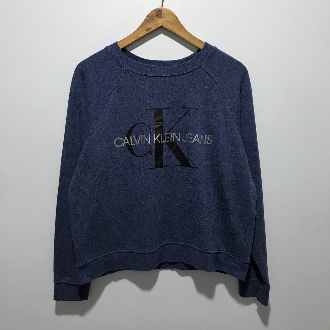 CALVIN KLEIN Official Sweatshirt (Category: Coats, Jackets and Outerwear) located in Cavite. Submitted by tanya.valentin (Listing ID 1468390934, Image 1). Description: - 25x25.