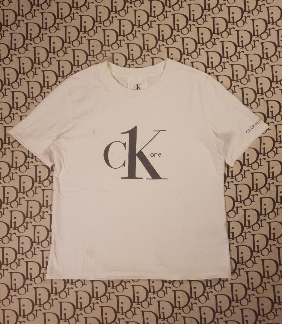 Calvin klein tshirt (Category: Shirts) located in San Fernando. Submitted by retro.district. (Listing ID 1468469570, Image 1). Description: - Calvin klein women's tshirt - Size: XS - Condition: Excellent - No issue.