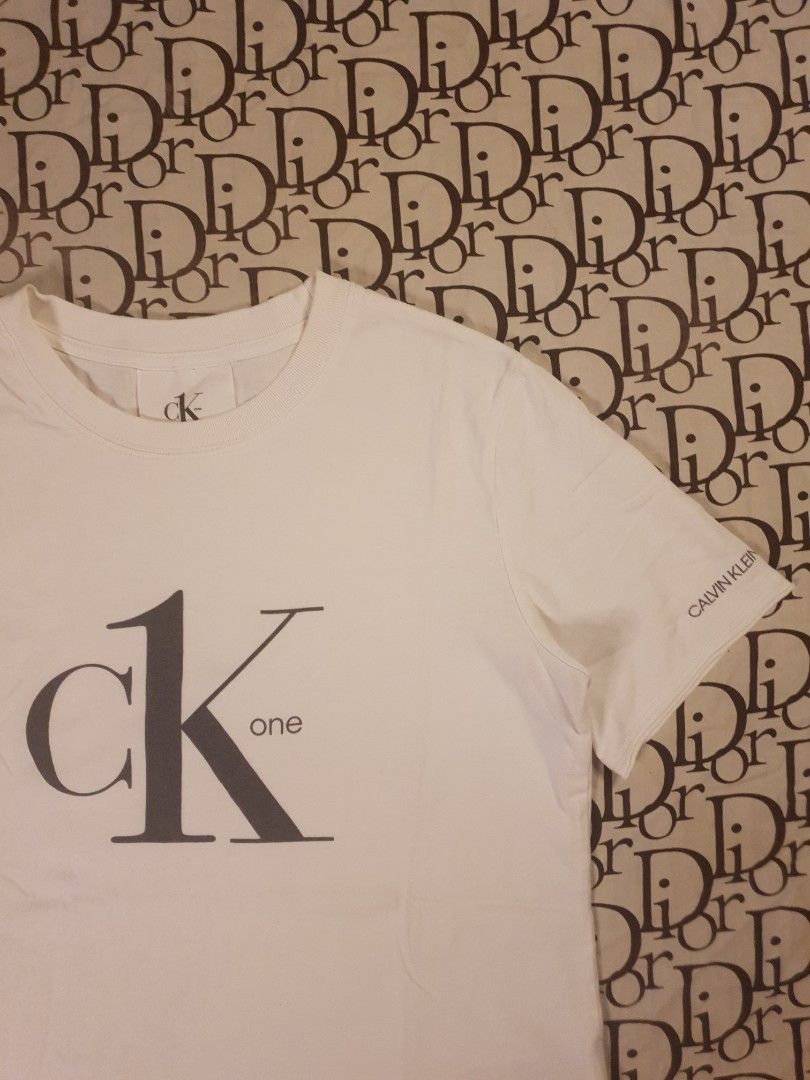 Calvin klein tshirt (Category: Shirts) located in San Fernando. Submitted by retro.district. (Listing ID 1468469570, Image 2). Description: - Calvin klein women's tshirt - Size: XS - Condition: Excellent - No issue.