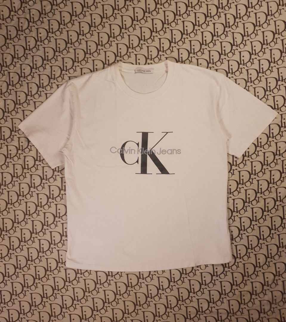 Calvin klein tshirt (Category: Tshirts & Polo Shirts ) located in San Fernando. Submitted by retro.district. (Listing ID 1468469857, Image 1). Description: - Calvin klein tshirt - Size: Large - Condition: Excellent - No issue.