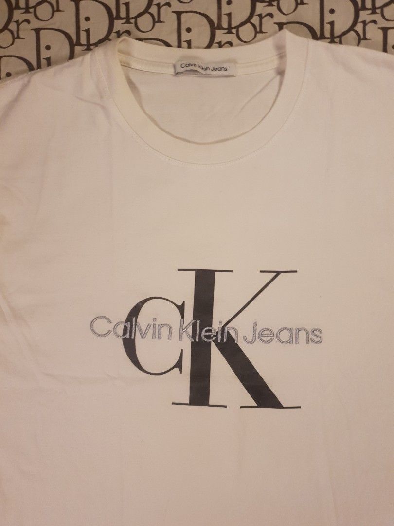 Calvin klein tshirt (Category: Tshirts & Polo Shirts ) located in San Fernando. Submitted by retro.district. (Listing ID 1468469857, Image 2). Description: - Calvin klein tshirt - Size: Large - Condition: Excellent - No issue.