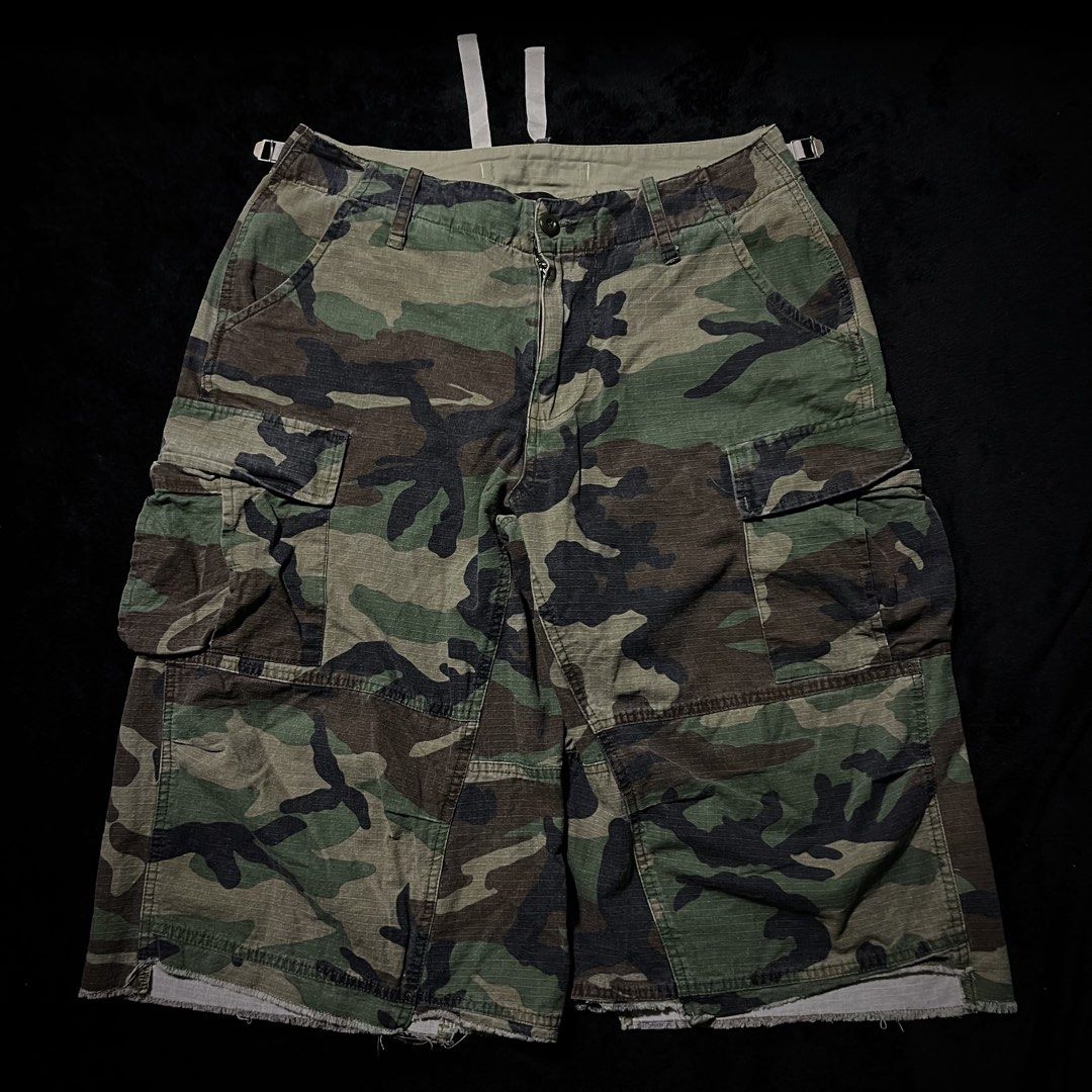 CAMOUFLAGE MASSIVE CARGO JORTS (Category: Shorts) located in Orani. Submitted by pulverize_tht_ho3 (Listing ID 1468311363, Image 3). Description: dimes: 34x28x15 condition: 10/10 flaw/s: none check slides for the details.