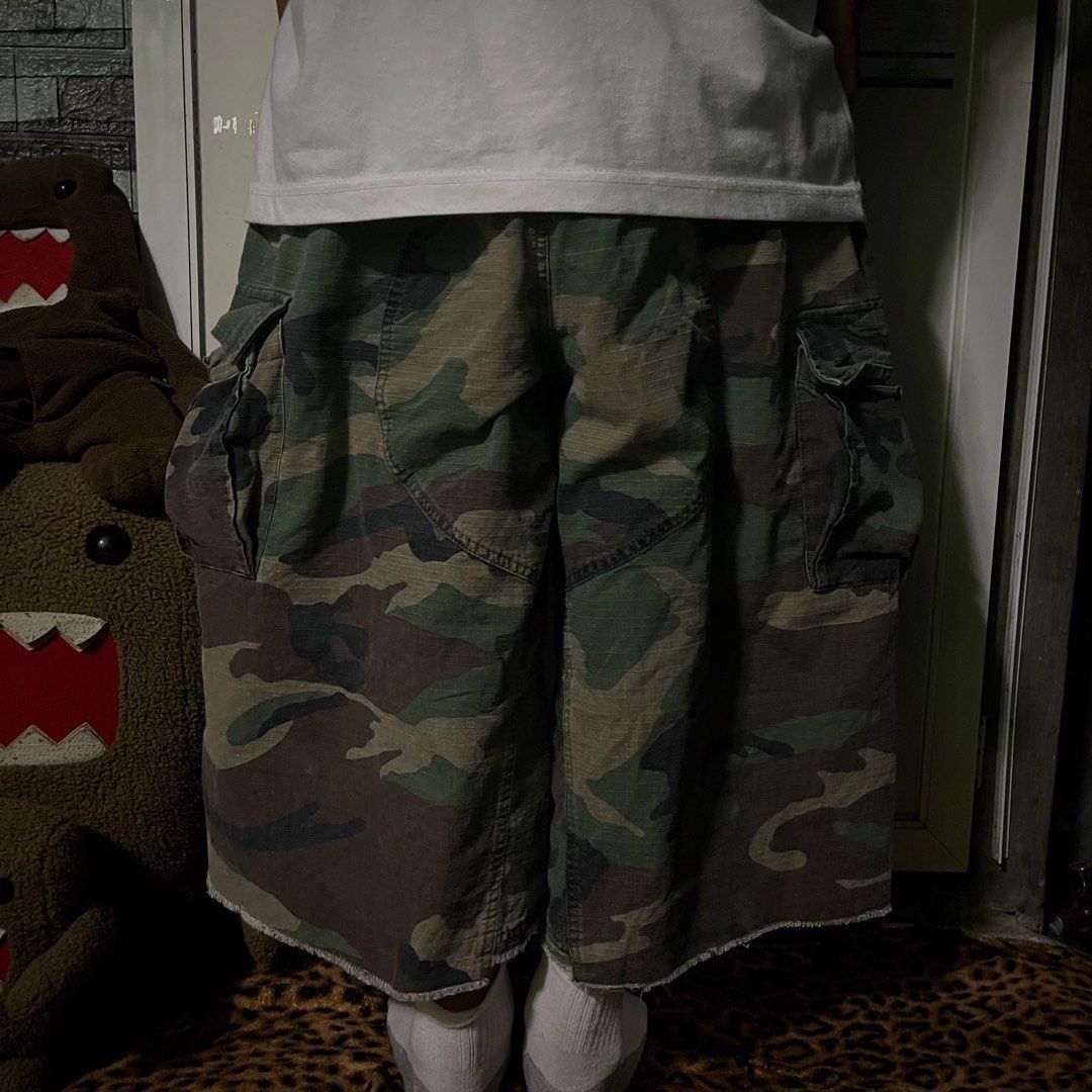 CAMOUFLAGE MASSIVE CARGO JORTS (Category: Shorts) located in Orani. Submitted by pulverize_tht_ho3 (Listing ID 1468311363, Image 2). Description: dimes: 34x28x15 condition: 10/10 flaw/s: none check slides for the details.