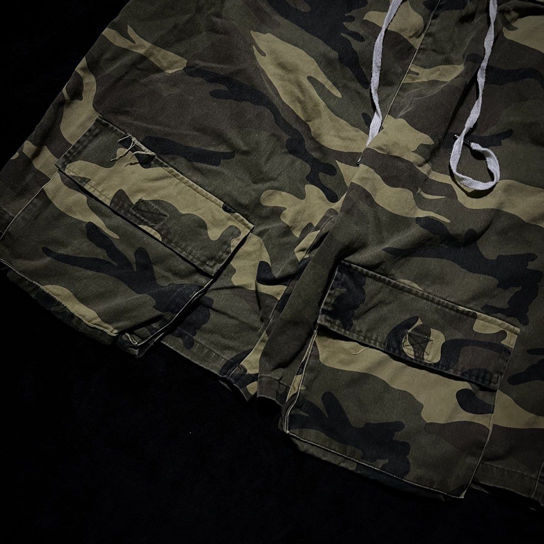 CAMOUFLAGE MASSIVE LACED CARGO JORTS (Category: Shorts) located in Orani. Submitted by pulverize_tht_ho3 (Listing ID 1468310843, Image 3). Description: dimes: freex24x14 condition: 10/10 flaw/s: none check slides for the details.
