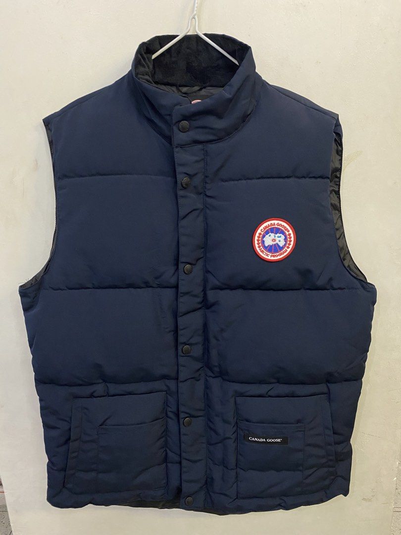 CANADA GOOSE VEST (Category: Vests) located in Baguio. Submitted by lairdegawd_06 (Listing ID 1468462957, Image 1). Description: Dimes-24x29 Excellent condition 10/10 color rate No flaw Complete tags Check photos for more details.