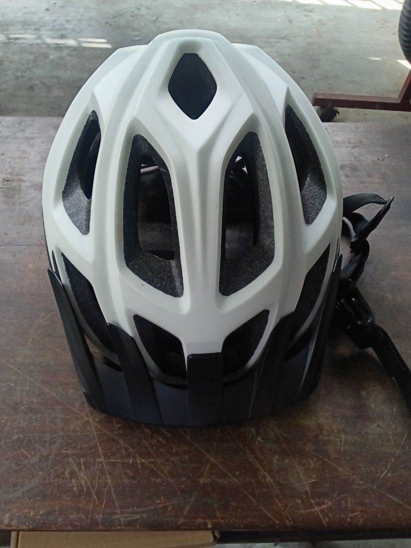 Cannondale Helmet (Category: Bicycles) located in Quezon City. Submitted by fairviewstrides (Listing ID 1468302574, Image 1). Description: Cannondale helmet price 1200 size Medium Large 55 to 60 cm no issue fairview loc.