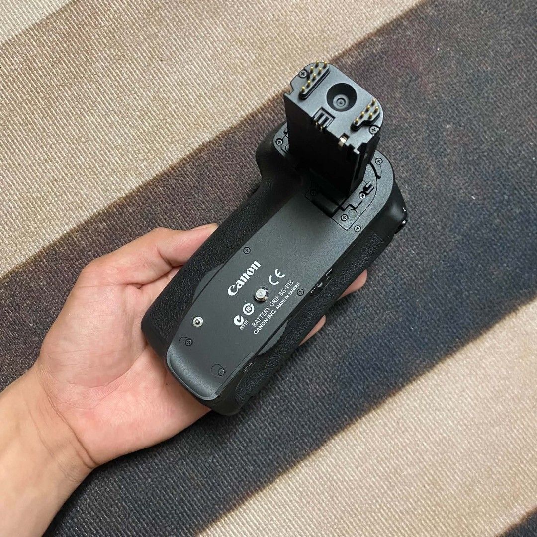 Canon Battery Grip BG-E13 for 6D (Category: Batteries & Chargers) located in Rodriguez. Submitted by tan_13 (Listing ID 1468365746, Image 2). Description: - Genuine Canon BG-E13 battery grip - Compatible with Canon EOS 6D camera body - Doubles battery life and improves vertical Dm me for other inquiries. Thank you! shooting ergonomics - Features integrated shutter button, main dial, AF point selection, and AE lock - Clean metal contacts and intac