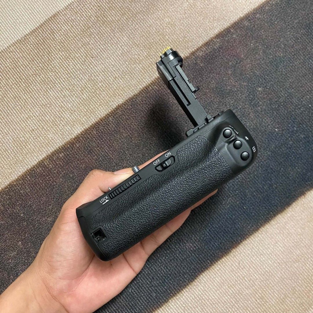 Canon Battery Grip BG-E13 for 6D (Category: Batteries & Chargers) located in Rodriguez. Submitted by tan_13 (Listing ID 1468365746, Image 3). Description: - Genuine Canon BG-E13 battery grip - Compatible with Canon EOS 6D camera body - Doubles battery life and improves vertical Dm me for other inquiries. Thank you! shooting ergonomics - Features integrated shutter button, main dial, AF point selection, and AE lock - Clean metal contacts and intac